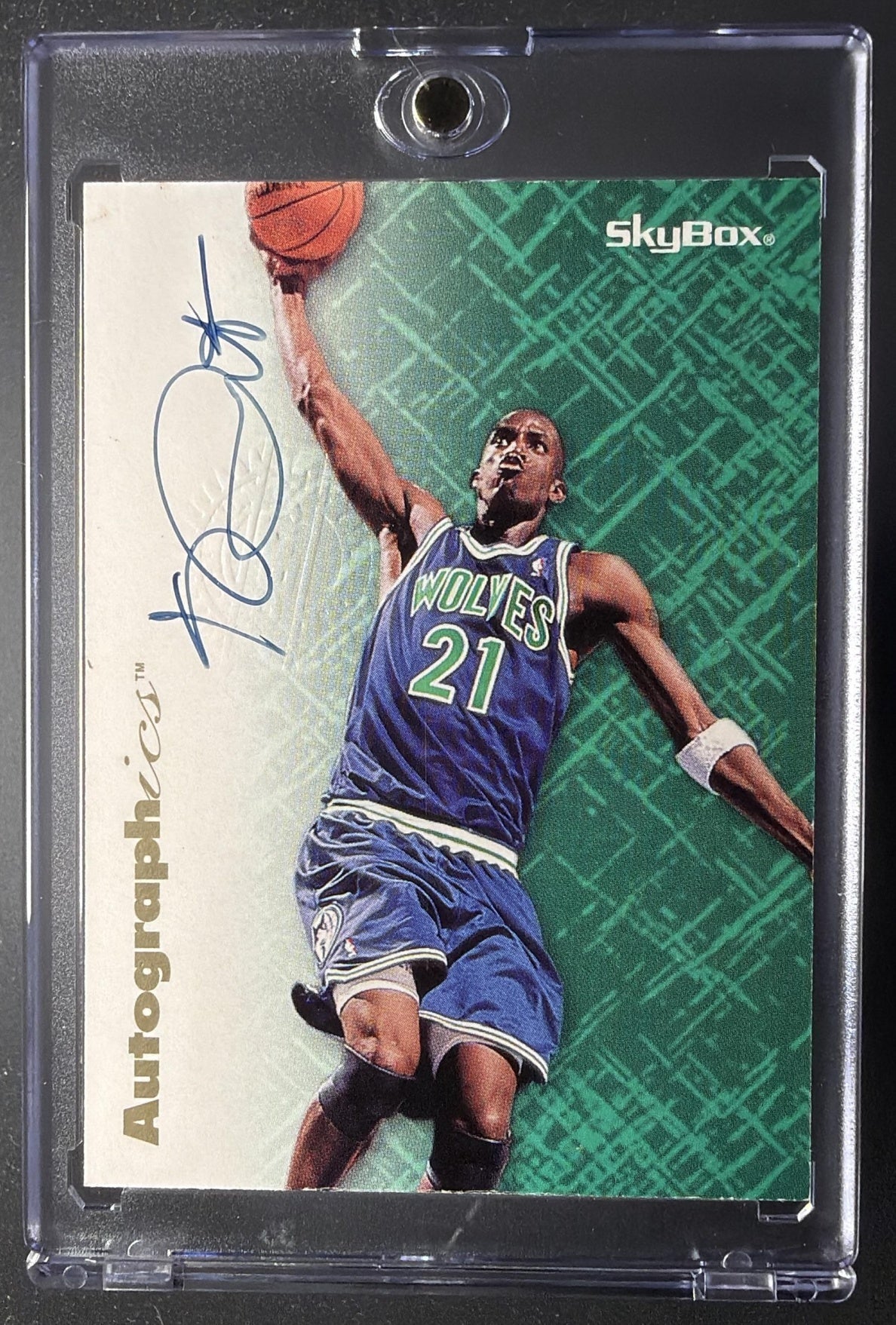 1996-97 Skybox Premium Kevin Garnett #NNO Autographics Black Ink Auto