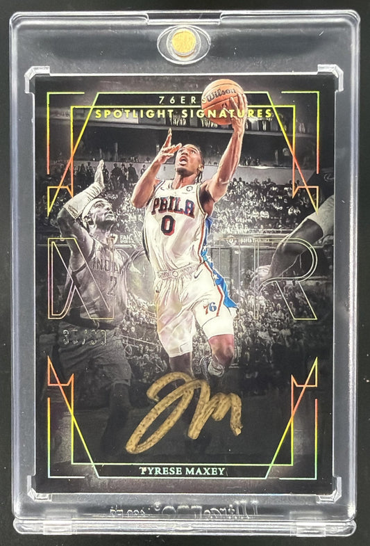 2024-25 Panini Noir Tyrese Maxey #SSV-TYM Spotlight Signatures Vertical /99 Auto
